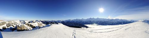 Vue à 360 du haut de montagnes suisses